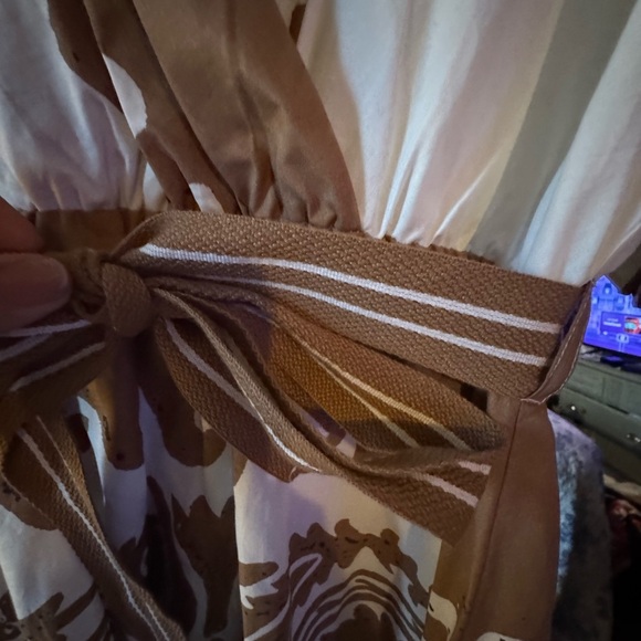 Elegant tan and White Maxi Dress - Picture 4 of 7